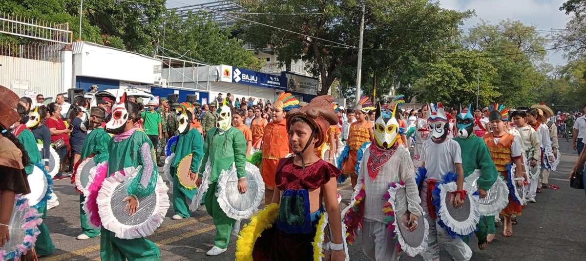 Más de 6 mil personas participan en el desfile de Revolución